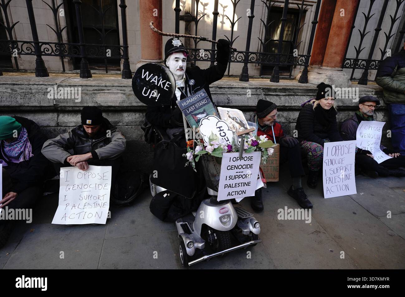 Difendere il nostro sostegno all'azione Juries Palestine a Londra il gruppo della campagna difende il nostro Juries DOJ sta organizzando una manifestazione al di fuori della Royal Courts of Justice a Londra oggi, il giorno in cui inizia la revisione giudiziaria JR che sfida la proscrizione dei governi di Palestina Action. La protesta mira a sottolineare l'importanza del principio costituzionale dell'equità della giuria, che consente a una giuria di assolvere un imputato basato sulla coscienza, indipendentemente dalla direzione del giudice. L'azione si svolge tra preoccupazioni che la decisione di vietare l'azione palestinese come organizzazione terroristica una mossa ampiamente criticata b Foto Stock