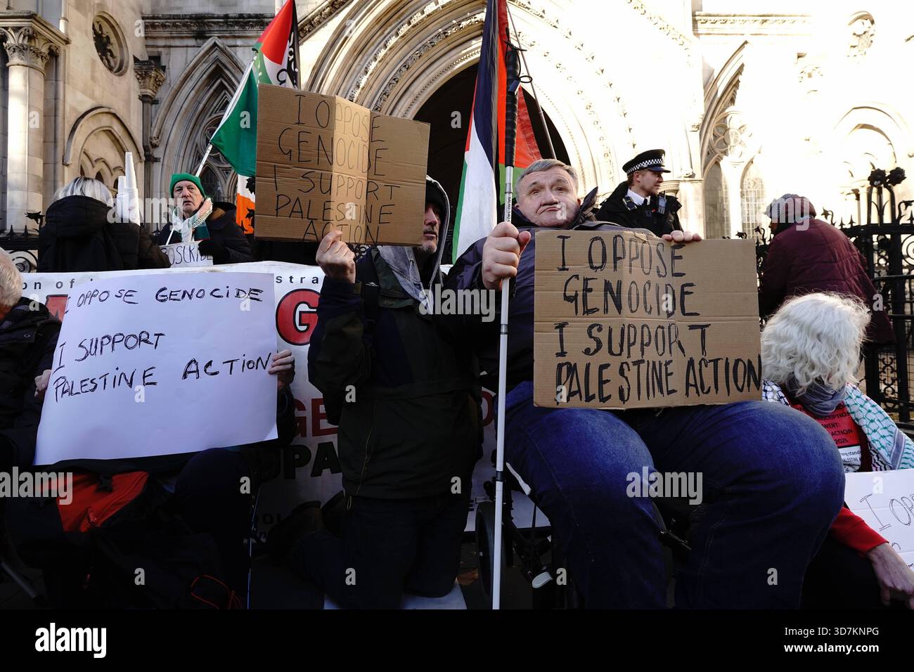 Difendere il nostro sostegno all'azione Juries Palestine a Londra il gruppo della campagna difende il nostro Juries DOJ sta organizzando una manifestazione al di fuori della Royal Courts of Justice a Londra oggi, il giorno in cui inizia la revisione giudiziaria JR che sfida la proscrizione dei governi di Palestina Action. La protesta mira a sottolineare l'importanza del principio costituzionale dell'equità della giuria, che consente a una giuria di assolvere un imputato basato sulla coscienza, indipendentemente dalla direzione del giudice. L'azione si svolge tra preoccupazioni che la decisione di vietare l'azione palestinese come organizzazione terroristica una mossa ampiamente criticata b Foto Stock