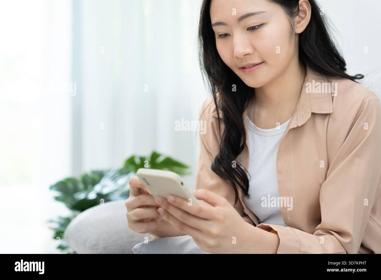 Dieta e dieta. Il corpo femminile sottile di bellezza utilizza un metro a nastro per il fitness. Donna in vestiti di esercizio raggiunge l'obiettivo di perdita di peso per la vita sana, pazzo abo Foto Stock