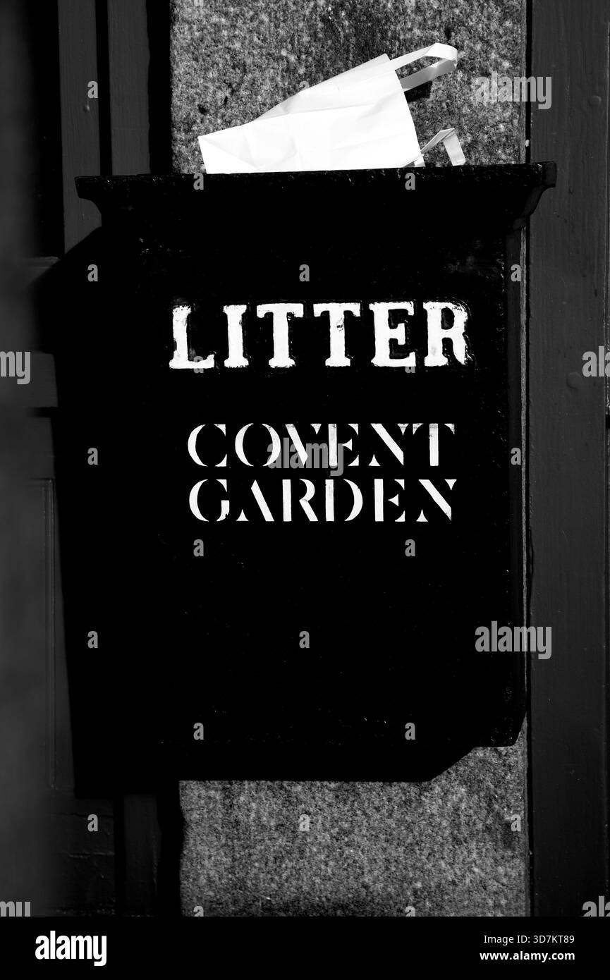 Covent Garden, Londra, Regno Unito. 5 novembre 2019. Primo piano di un'immagine in bianco e nero di un cestino con un sacchetto di carta che fuoriesce a Covent Garden. Foto Stock