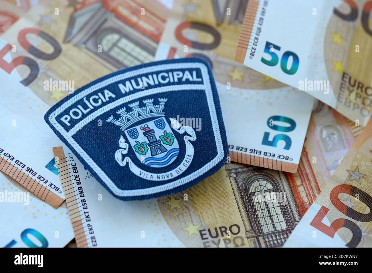 KIEV, UCRAINA - 6 SETTEMBRE 2025 Portogallo polizia municipale patch su una grande quantità di banconote in euro primo piano Foto Stock