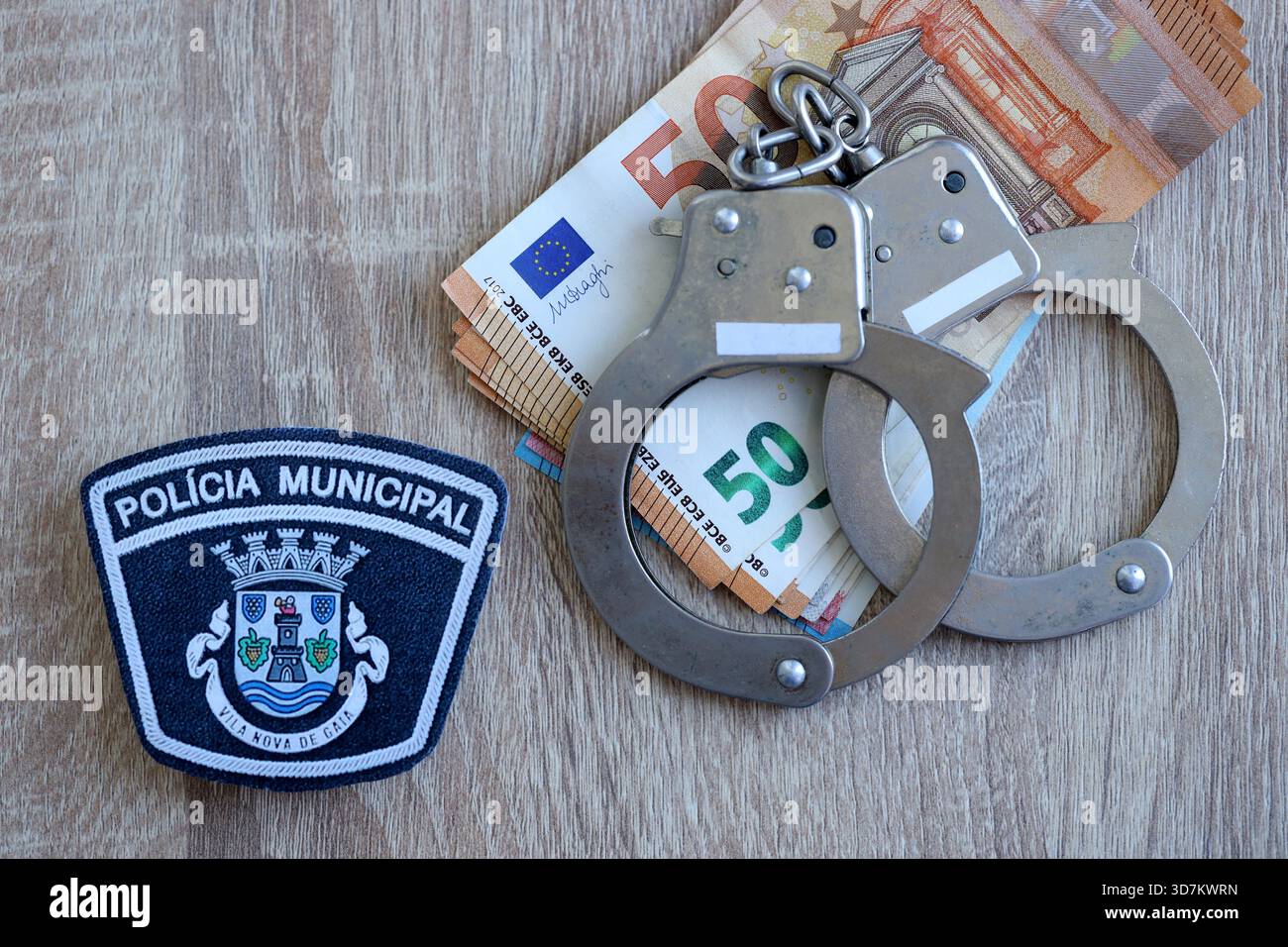KIEV, UCRAINA - 6 SETTEMBRE 2025 Portogallo polizia municipale patch e grande quantità di banconote in euro con manette sul tavolo da vicino Foto Stock