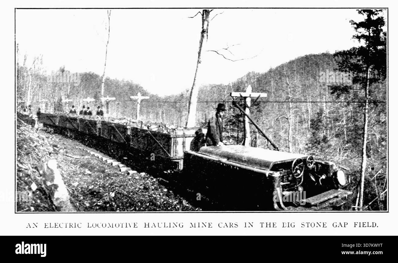 UNA LOCOMOTIVA ELECIRIC CHE TRASPORTA AUTO DA MINIERA NEL GRANDE CAMPO DEL VUOTO DI PIETRA. DALL'ARTICOLO IL GRANDE GIACIMENTO DI CARBONE DI PIETRA DELLA VIRGINIA E DEL KENTUCKY. Di John Leggett Pultz della rivista Engineering dedicata al progresso industriale volume XXVIII ottobre 1904 - marzo 1905 The Engineering Magazine Co Foto Stock