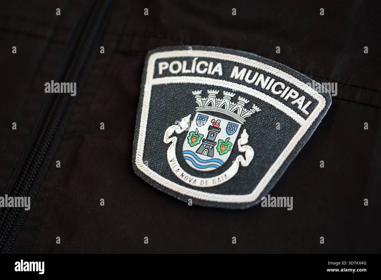 KIEV, UCRAINA - 6 SETTEMBRE 2025 Portogallo polizia municipale patch su giacca in uniforme nera primo piano Foto Stock