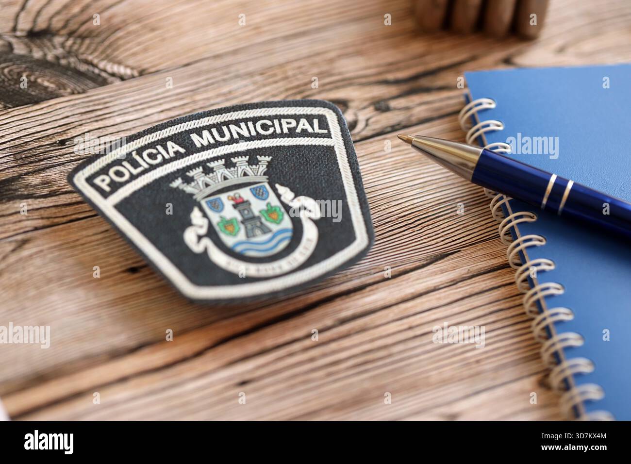 KIEV, UCRAINA - 6 SETTEMBRE 2025 Portogallo polizia municipale patch con pallottole e blocco note sul tavolo di legno da vicino Foto Stock