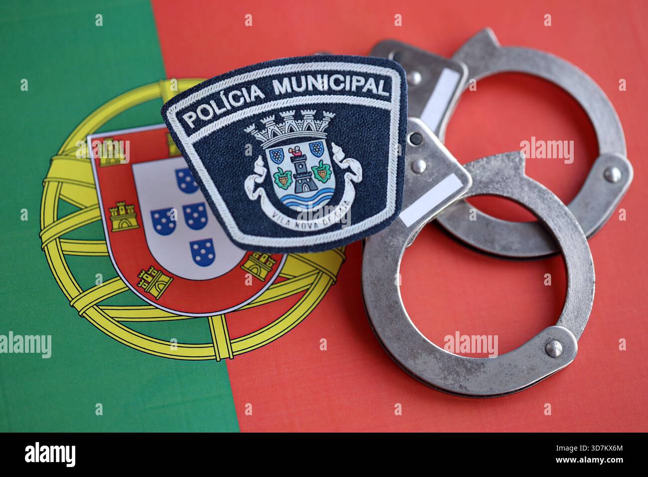 KIEV, UCRAINA - 6 SETTEMBRE 2025 Portogallo polizia municipale patch e manette sulla bandiera nazionale primo piano Foto Stock