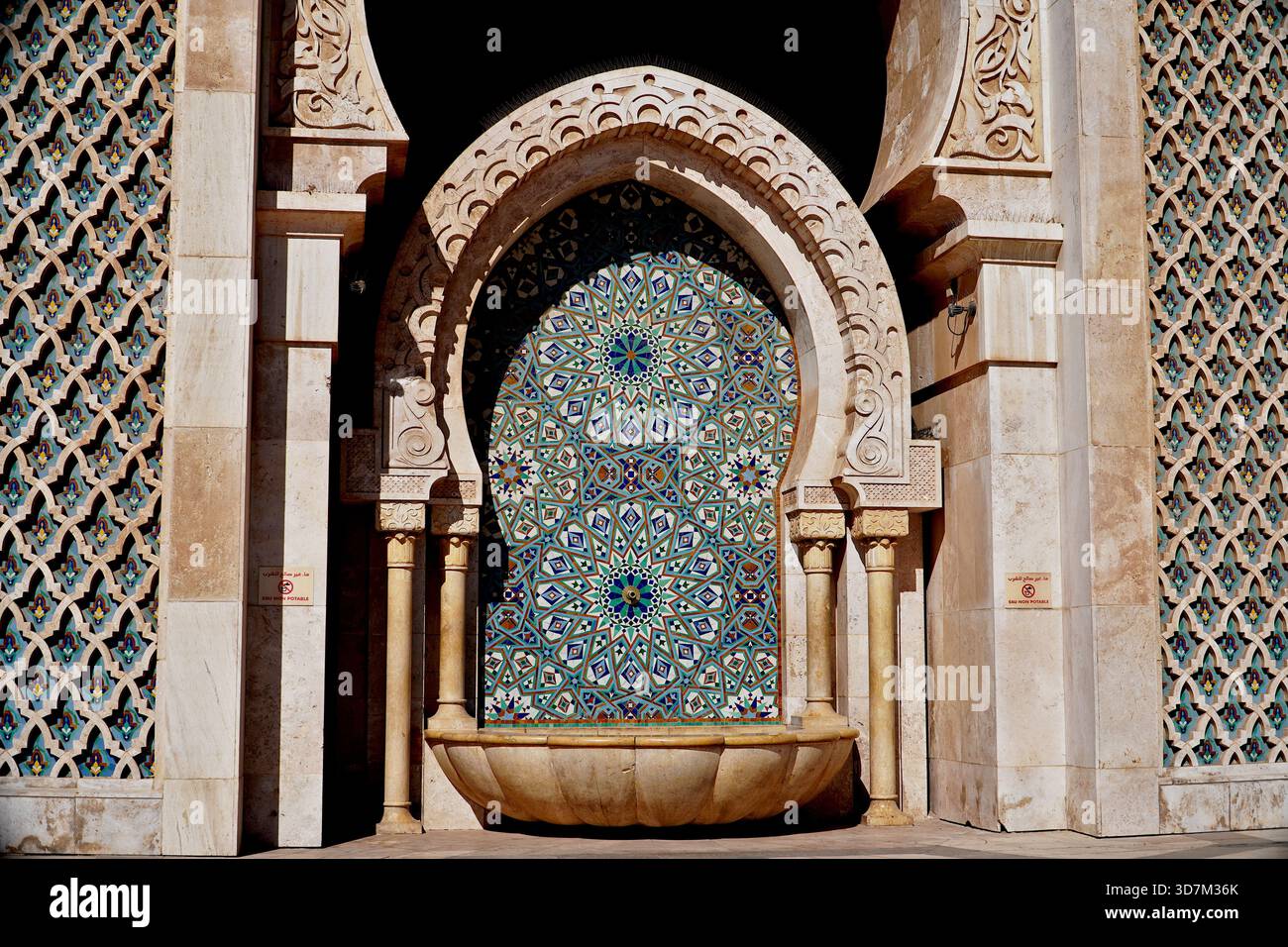 Fontana e mosaico della Moschea di Hassan II, dettagli architettonici, ceramiche e marmo Foto Stock