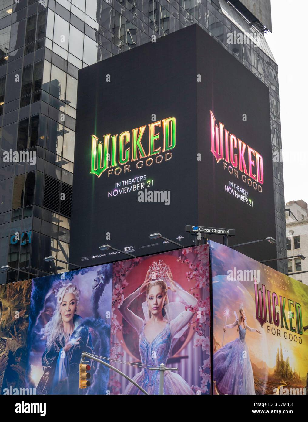 I cartelloni pubblicitari elettronici pubblicizzano "Wicked: For Good" a Times Square, New York City, USA 2025 Foto Stock