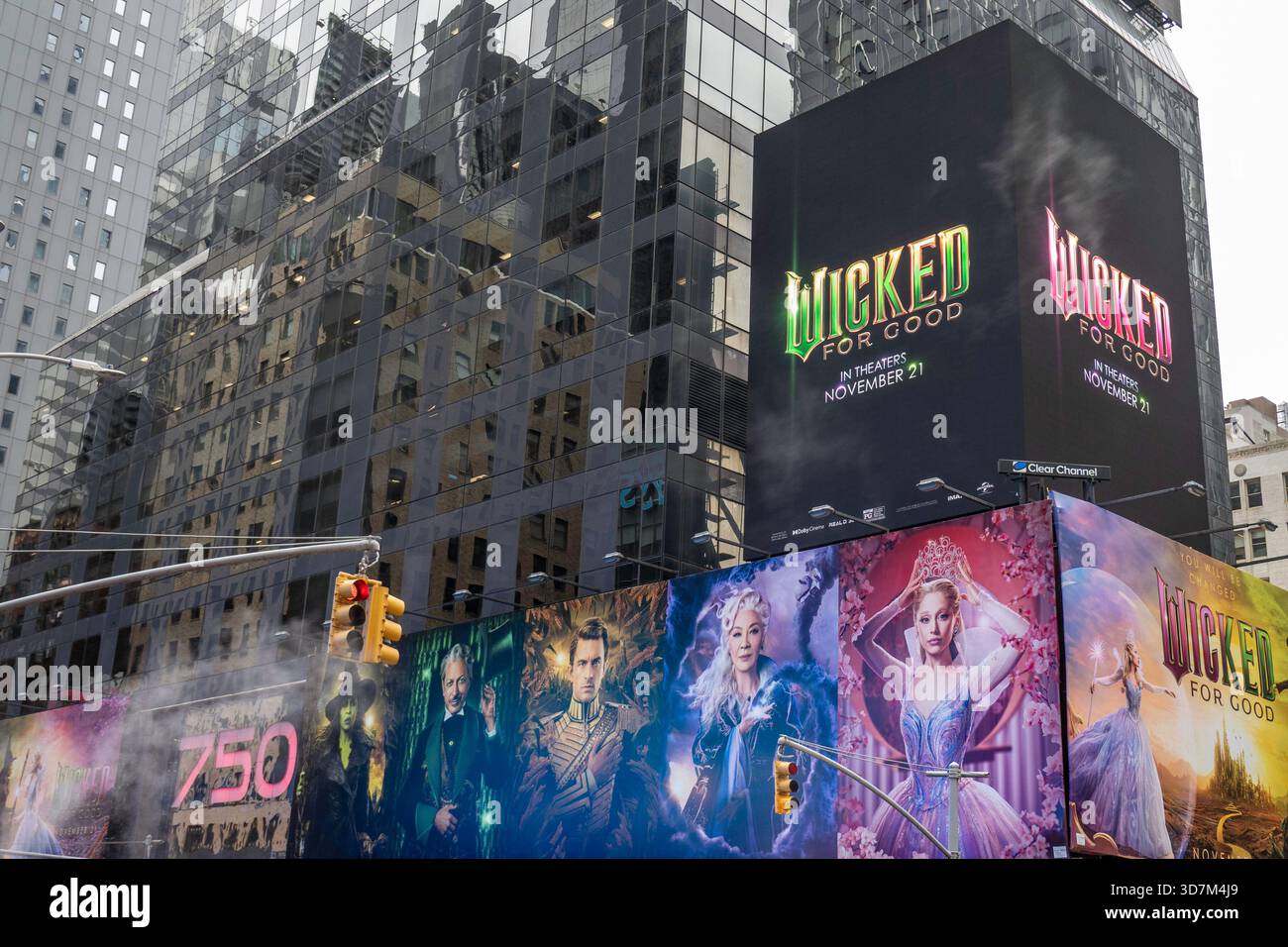 I cartelloni pubblicitari elettronici pubblicizzano "Wicked: For Good" a Times Square, New York City, USA 2025 Foto Stock