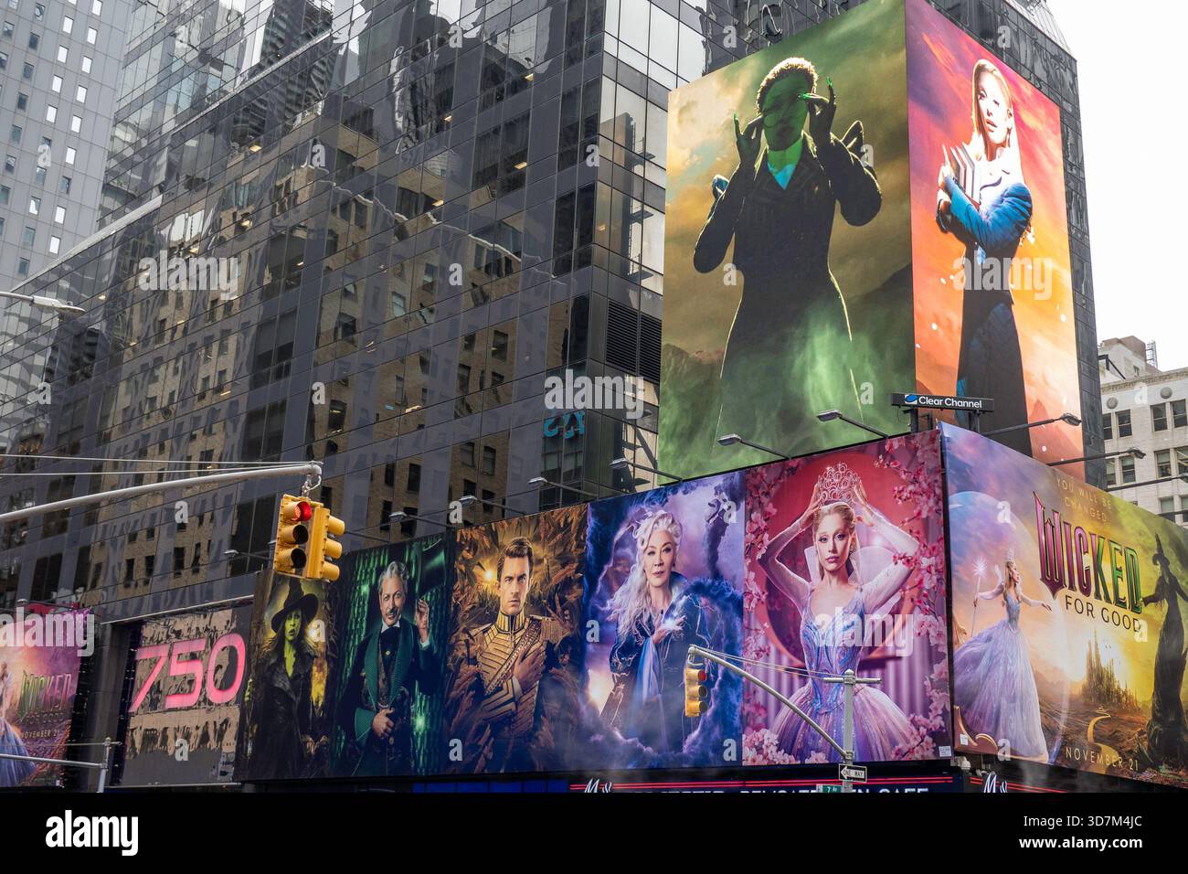 I cartelloni pubblicitari elettronici pubblicizzano "Wicked: For Good" a Times Square, New York City, USA 2025 Foto Stock