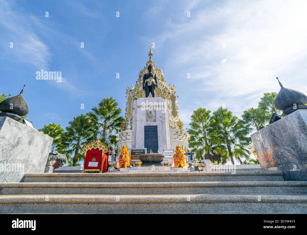 Muang, Phayao, Thailandia - 25 novembre 2025: Monumento di re Ngam Muang - monumento di re Ngam Muang si erge su un piedistallo in marmo bianco decorato con spirito Foto Stock
