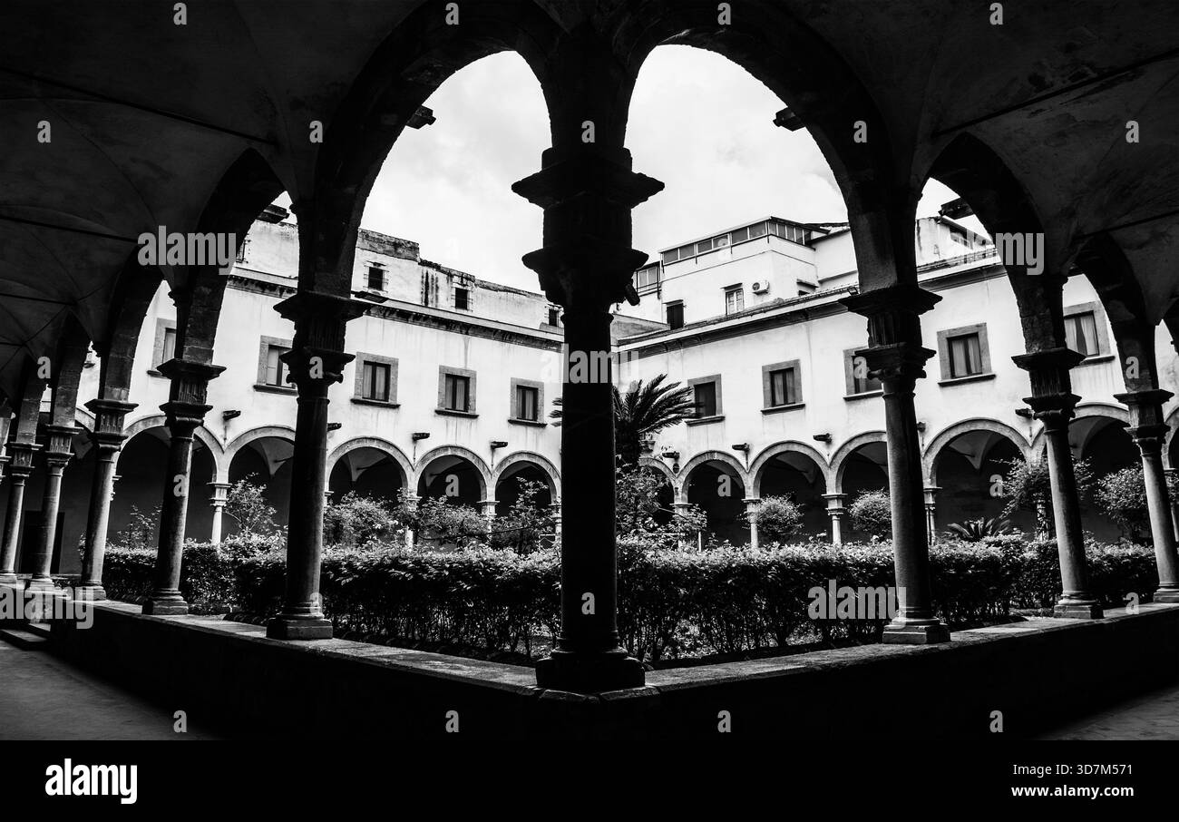 Il chiostro del Santuario Santa Rita da Cascia, chiamato anche Chiesa di Sant'Agostino, a Palermo, Sicilia, Italia. Un mix di medievale e rinascimentale Foto Stock