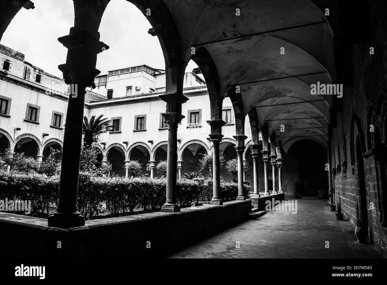 Il chiostro del Santuario Santa Rita da Cascia, chiamato anche Chiesa di Sant'Agostino, a Palermo, Sicilia, Italia. Un mix di medievale e rinascimentale Foto Stock