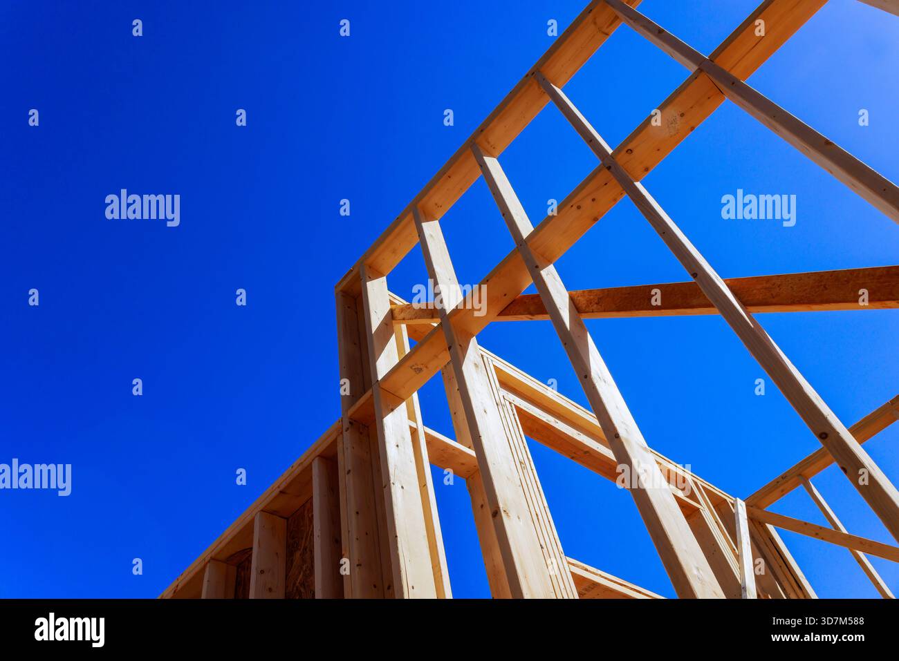 Il telaio in legno per la casa è in fase di costruzione nell'edilizia residenziale. Foto Stock