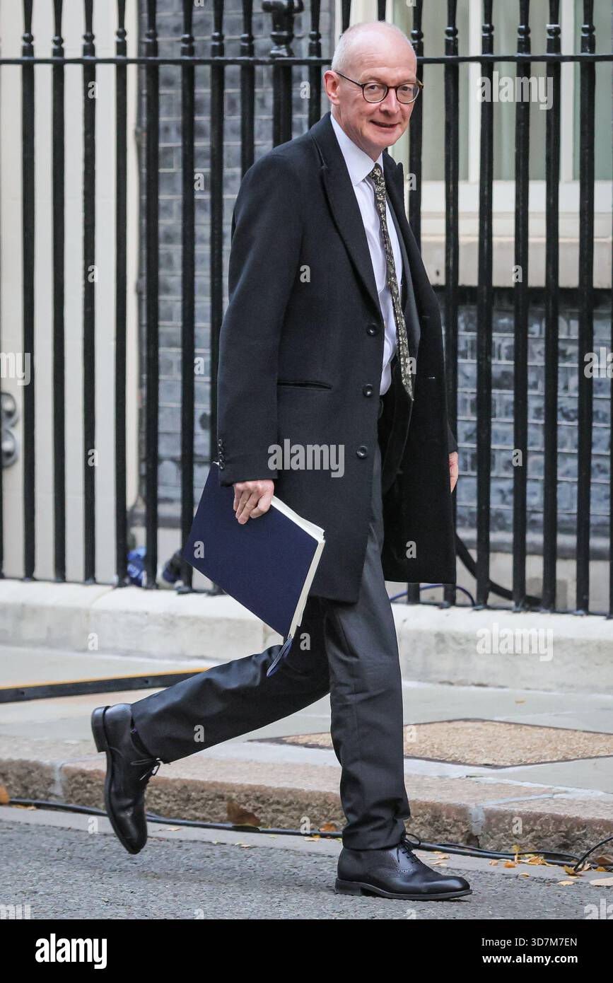 Londra, Regno Unito. 26 novembre 2025. Pat McFadden, Segretario di Stato per il lavoro e le pensioni, Ministro delle relazioni intergovernative, deputato Wolverhampton South East. I ministri partecipano alla riunione del gabinetto di governo a Downing Street, Londra, Regno Unito. Più tardi oggi, la cancelliera Rachel Reeves presenterà il suo tanto atteso bilancio autunnale in Parlamento. Crediti: Imageplotter/Alamy Live News Foto Stock