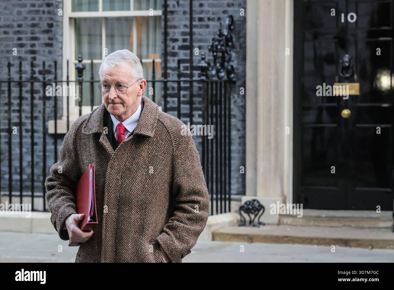Londra, Regno Unito. 26 novembre 2025. Hilary Benn, Segretario dell'Irlanda del Nord, deputato Leeds South. I ministri partecipano alla riunione del gabinetto di governo a Downing Street, Londra, Regno Unito. Più tardi oggi, la cancelliera Rachel Reeves presenterà il suo tanto atteso bilancio autunnale in Parlamento. Crediti: Imageplotter/Alamy Live News Foto Stock