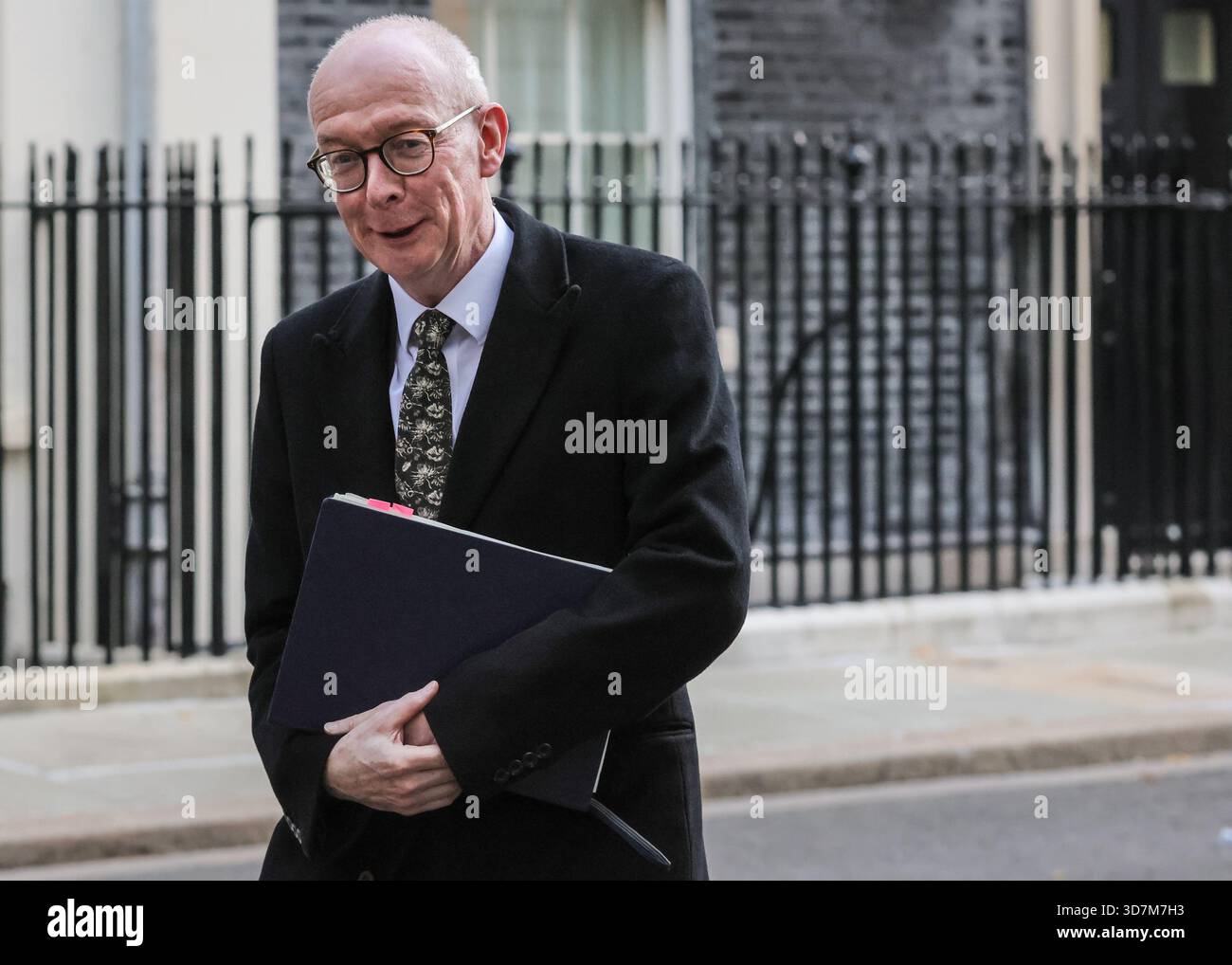 Londra, Regno Unito. 26 novembre 2025. Pat McFadden, Segretario di Stato per il lavoro e le pensioni, Ministro delle relazioni intergovernative, deputato Wolverhampton South East. I ministri partecipano alla riunione del gabinetto di governo a Downing Street, Londra, Regno Unito. Più tardi oggi, la cancelliera Rachel Reeves presenterà il suo tanto atteso bilancio autunnale in Parlamento. Crediti: Imageplotter/Alamy Live News Foto Stock