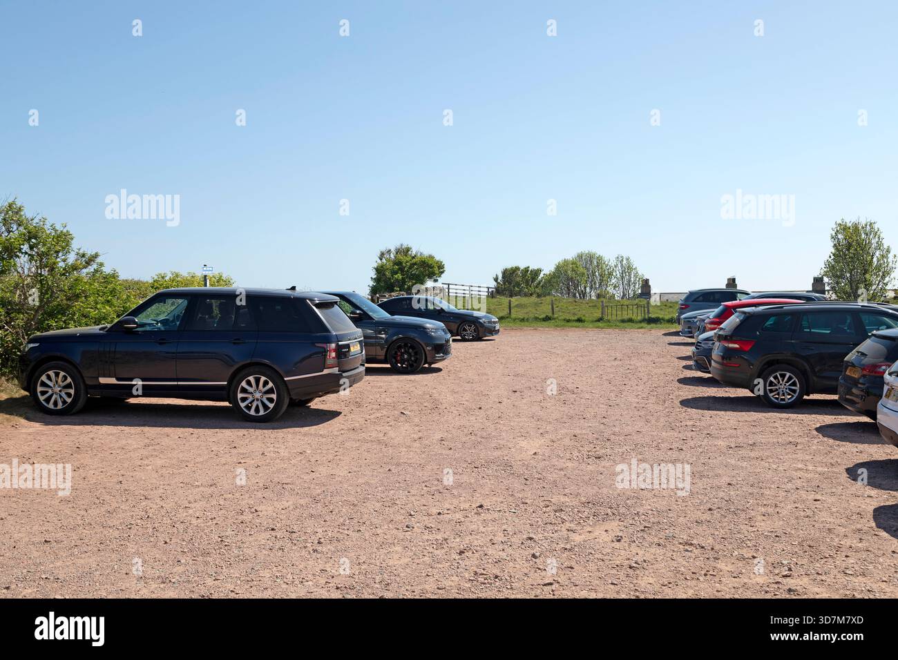 Parcheggio vicino a Embleton Beach a Northumberland, Inghilterra. I veicoli sono parcheggiati. Foto Stock