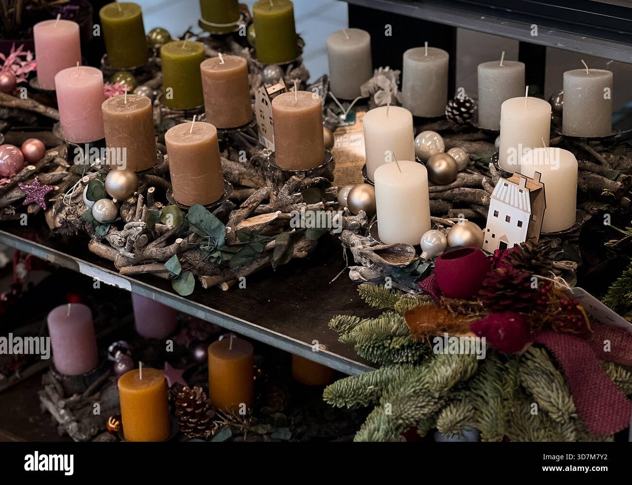 Diverse corone dell'avvento con candele su un supporto da scaffale Foto Stock