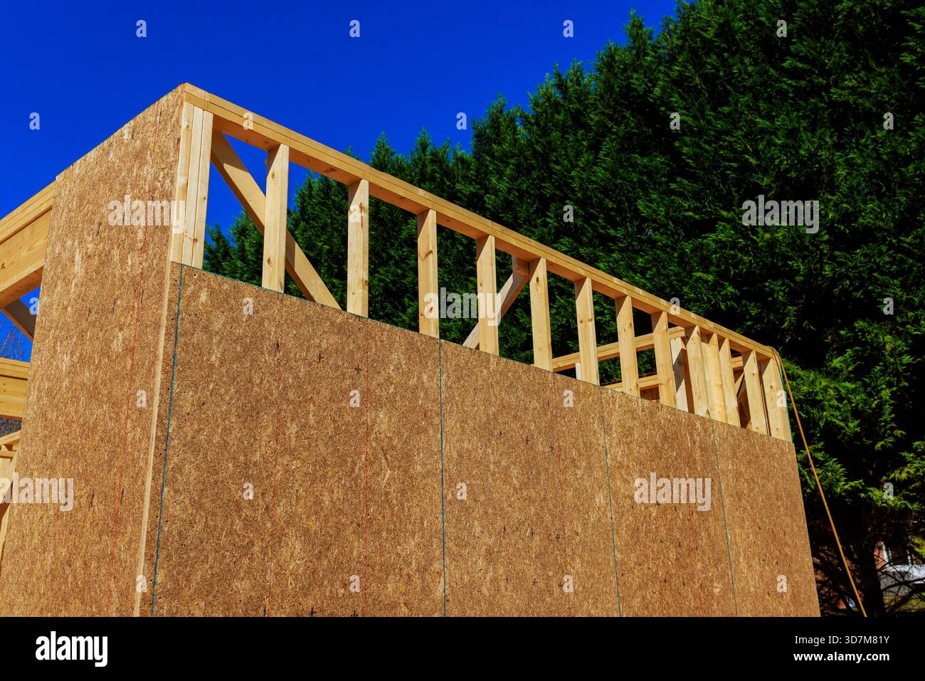 I lavoratori costruiscono travi con struttura a telaio in legno durante i lavori di costruzione Foto Stock