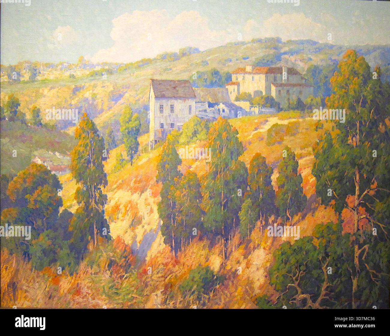 Maurice Braun - paesaggio della California meridionale - 1934 - il dipinto cattura la serena essenza del paesaggio della California meridionale, con colline ondulate, alti alberi e case rustiche sotto un cielo azzurro. Foto Stock