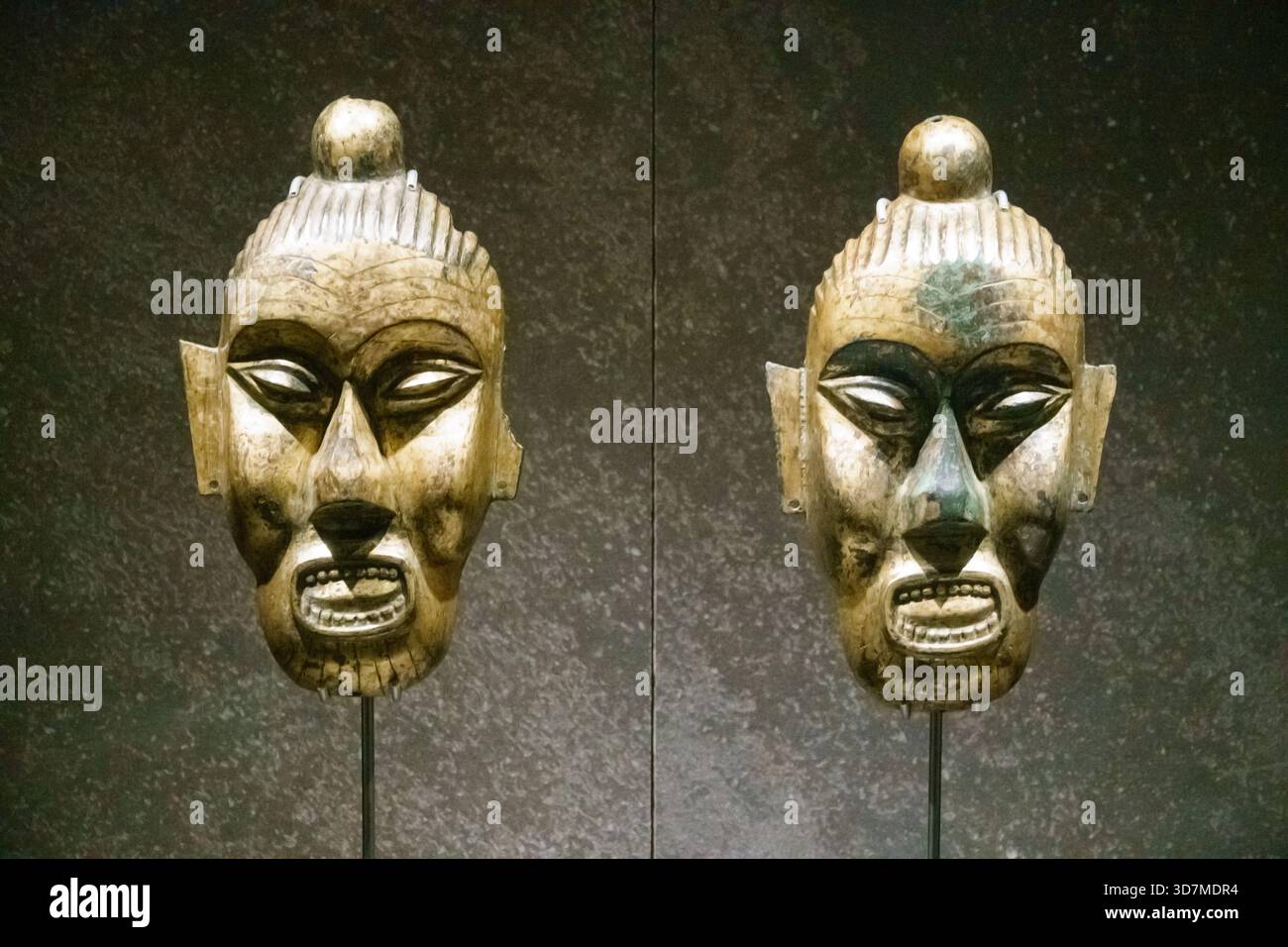 III-II secolo a.C., ornamenti o maschere da Maoershan, Jilin City, Cina, nel Museo Nazionale della Corea, Seoul, Corea del Sud Foto Stock