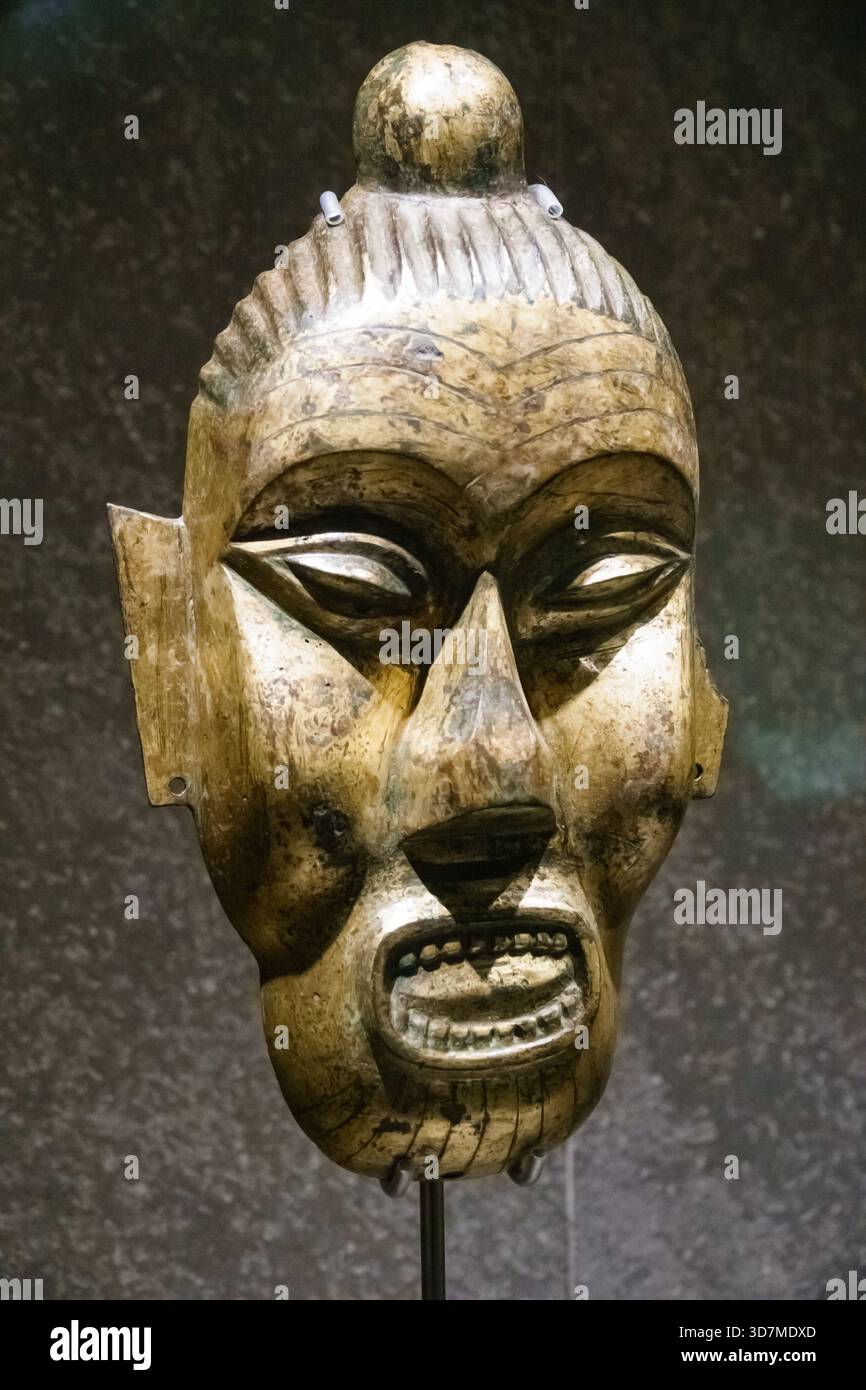 III-II secolo a.C., ornamento o maschera di Maoershan, Jilin City, Cina, nel Museo Nazionale della Corea, Seoul, Corea del Sud Foto Stock