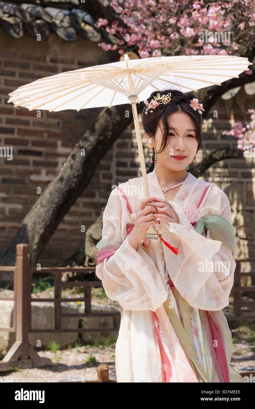 Una donna con un abito tradizionale coreano posa per le foto al Palazzo Changgyeonggung di Seoul, Corea del Sud. Foto Stock