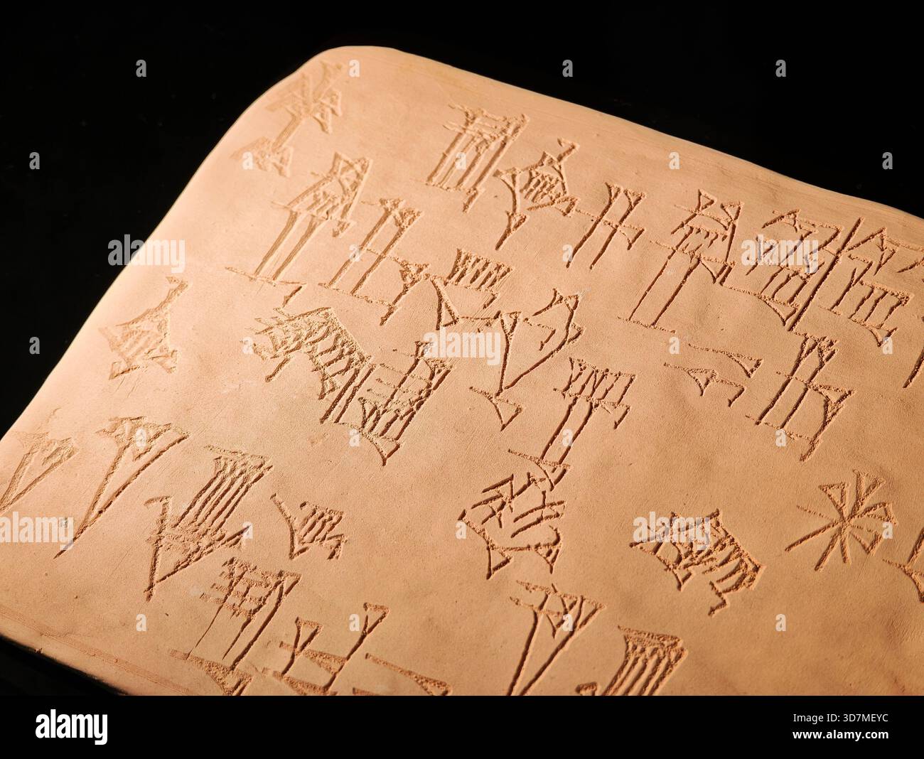 Tavoletta di argilla incisa con scrittura cuneiforme, antico sistema di scrittura mesopotamico artefatto con caratteri sumeri e accadici, museo archeologico o Foto Stock