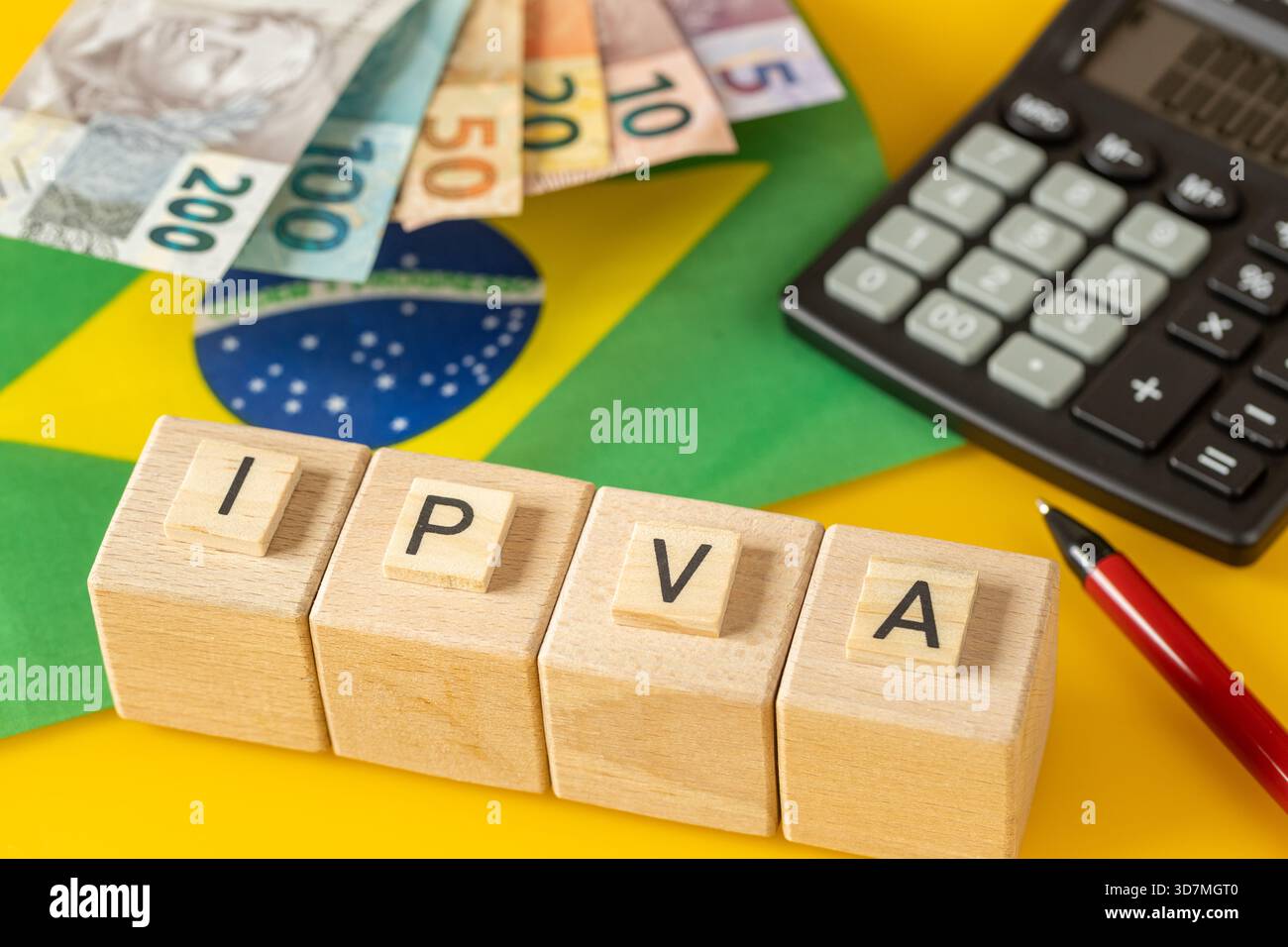 Simbolo IPVA che rappresenta l'imposta obbligatoria per i proprietari di veicoli in Brasile. Concetto di business finanziario. Tasse brasiliane. Primo piano Foto Stock