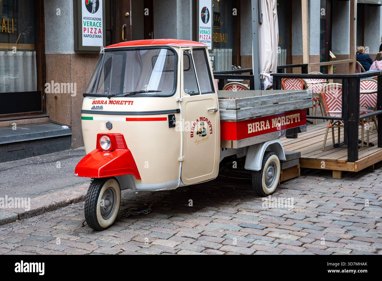 Veicolo leggero a tre ruote marchio birra Moretti Piaggio Ape su Sofiankatu nel quartiere Kruununhaka di Helsinki, Finlandia Foto Stock