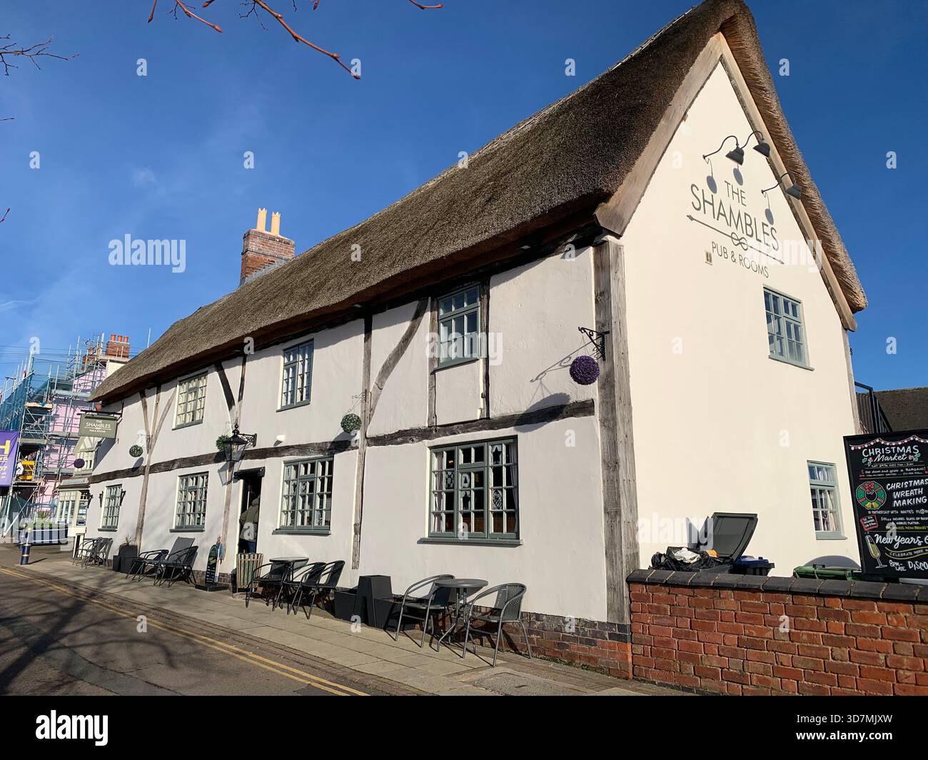 Lo Shamble pub Lutterworth Leicestershire cibo da bar vecchio stile che mangia quadrati travi cittadine in legno di quercia che notano le sedie sedute all'esterno di pareti bianche Foto Stock