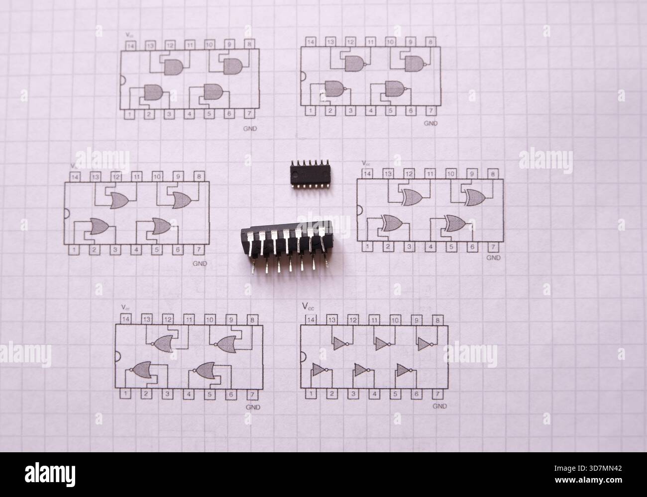 Chip a semiconduttore, contenenti porte logiche. Schemi dei circuiti logici principali. Foto Stock