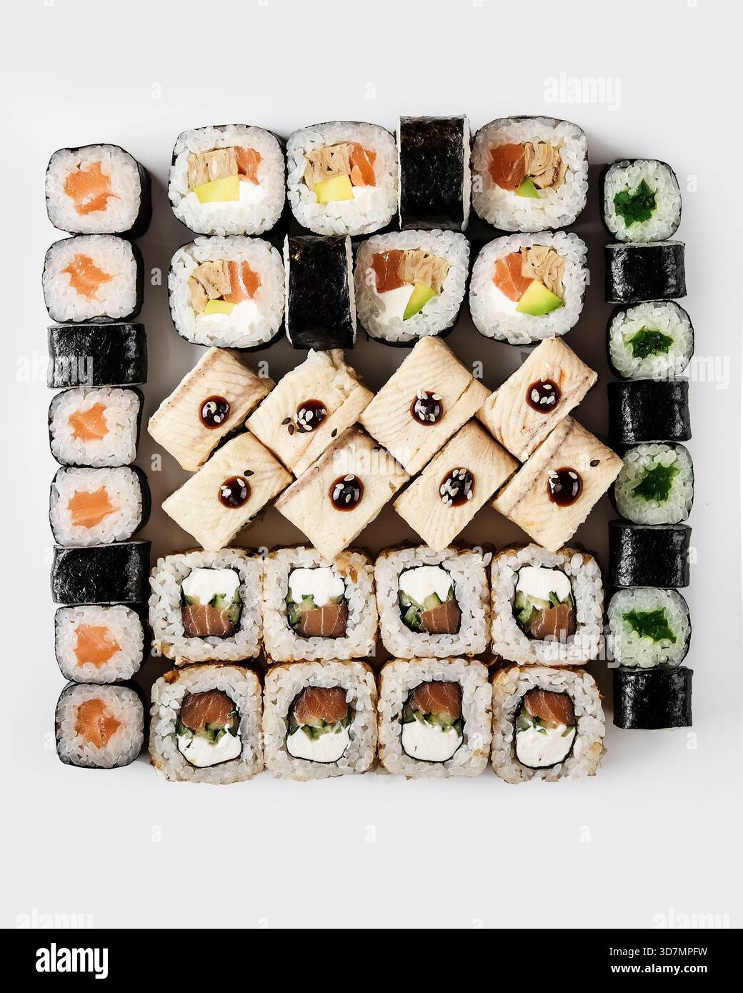 Assortimento di piatti di sushi, varietà di nigiri e panini da condividere Foto Stock