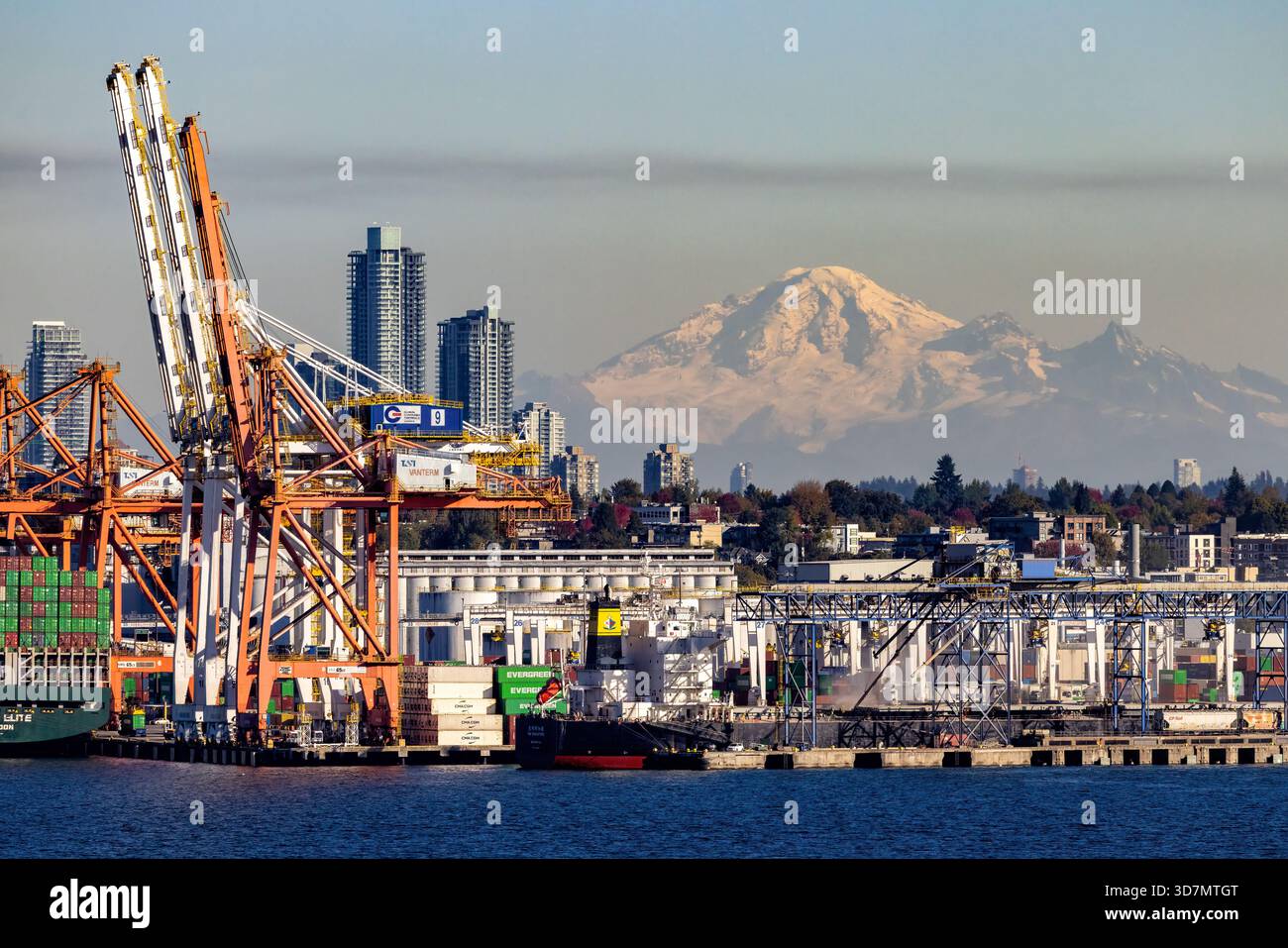 Vista del monte Baker dietro lo skyline di Vancouver - Vancouver, British Columbia, Canada Foto Stock