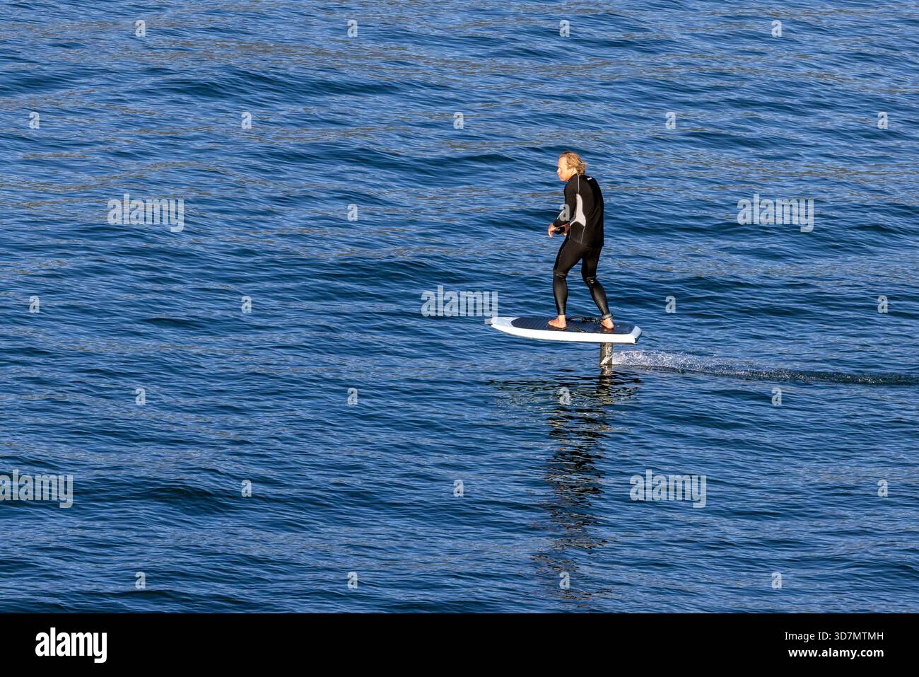 Imbarco di persone (su eFoil elettrico) a Burrard Inlet - Vancouver, Columbia Britannica, Canada Foto Stock