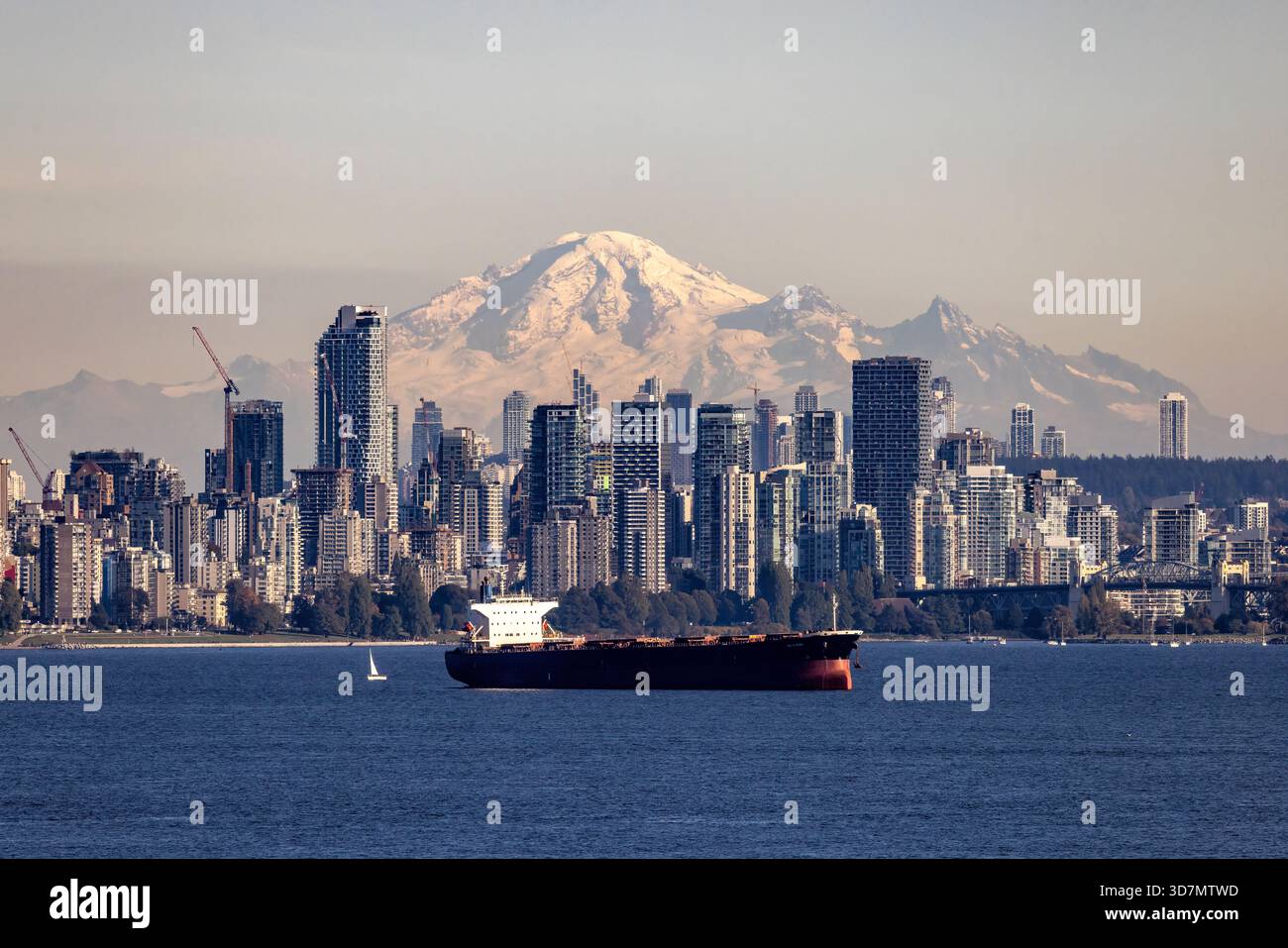 Vista del monte Baker dietro lo skyline di Vancouver - Vancouver, British Columbia, Canada Foto Stock