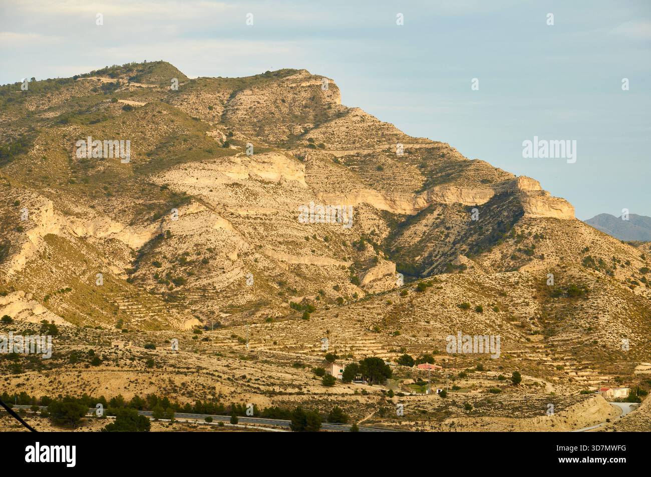 La catena montuosa della Serra del Almaens, dal punto panoramico della città di Jijona, con il suo paesaggio mediterraneo di garriga (Jijona, Alicante, Comunidad Valenciana, Spagna) Foto Stock