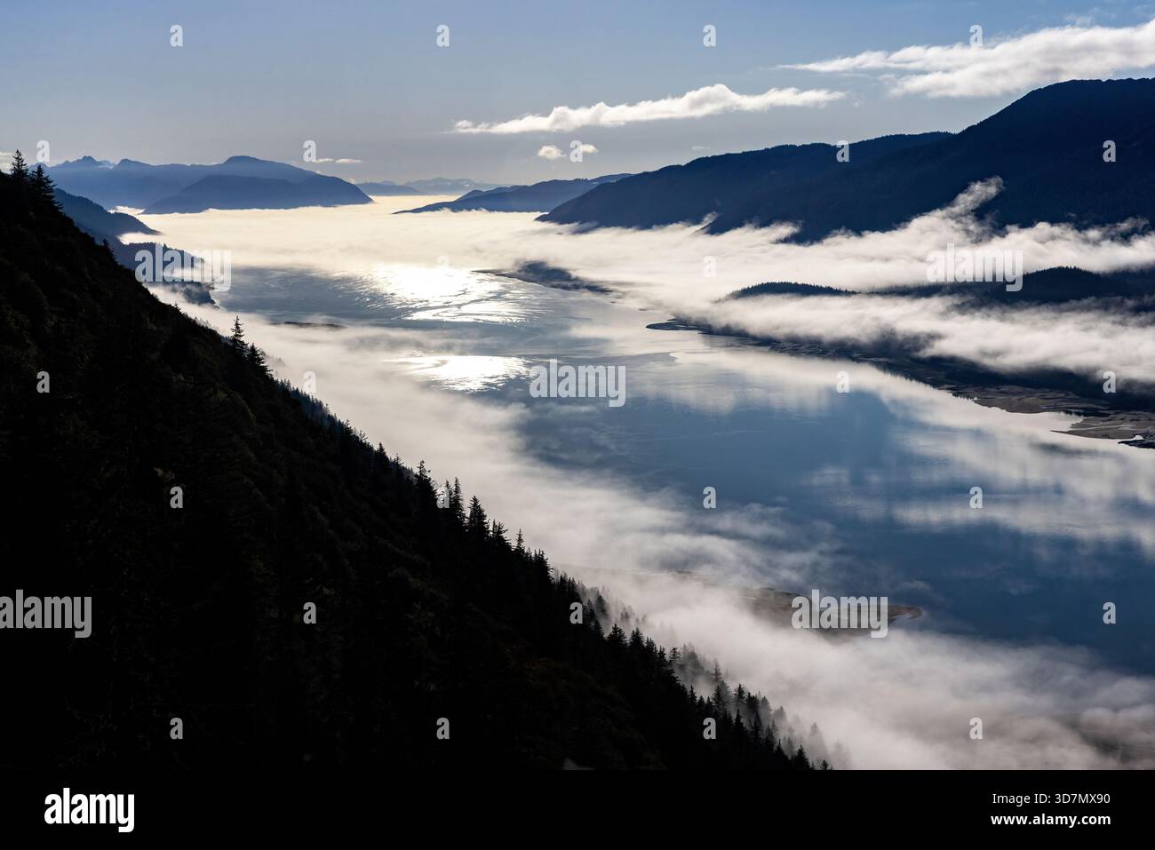 Vista mozzafiato del canale nebbioso di Gastineau - Juneau, Alaska, Stati Uniti Foto Stock