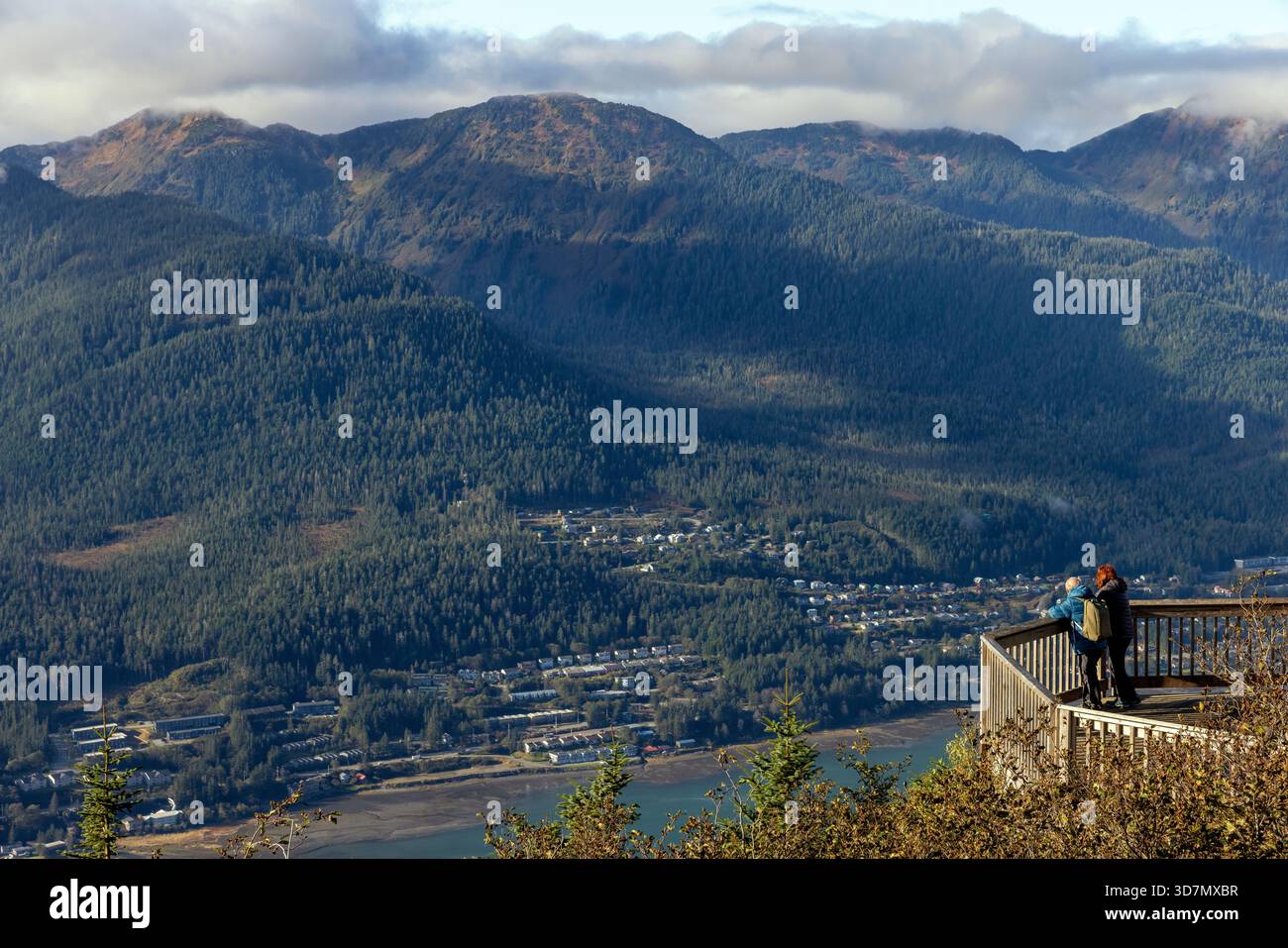 Coppia alla scoperta dell'Alpine Loop Trail - Mount Roberts, Juneau, Alaska, Stati Uniti Foto Stock