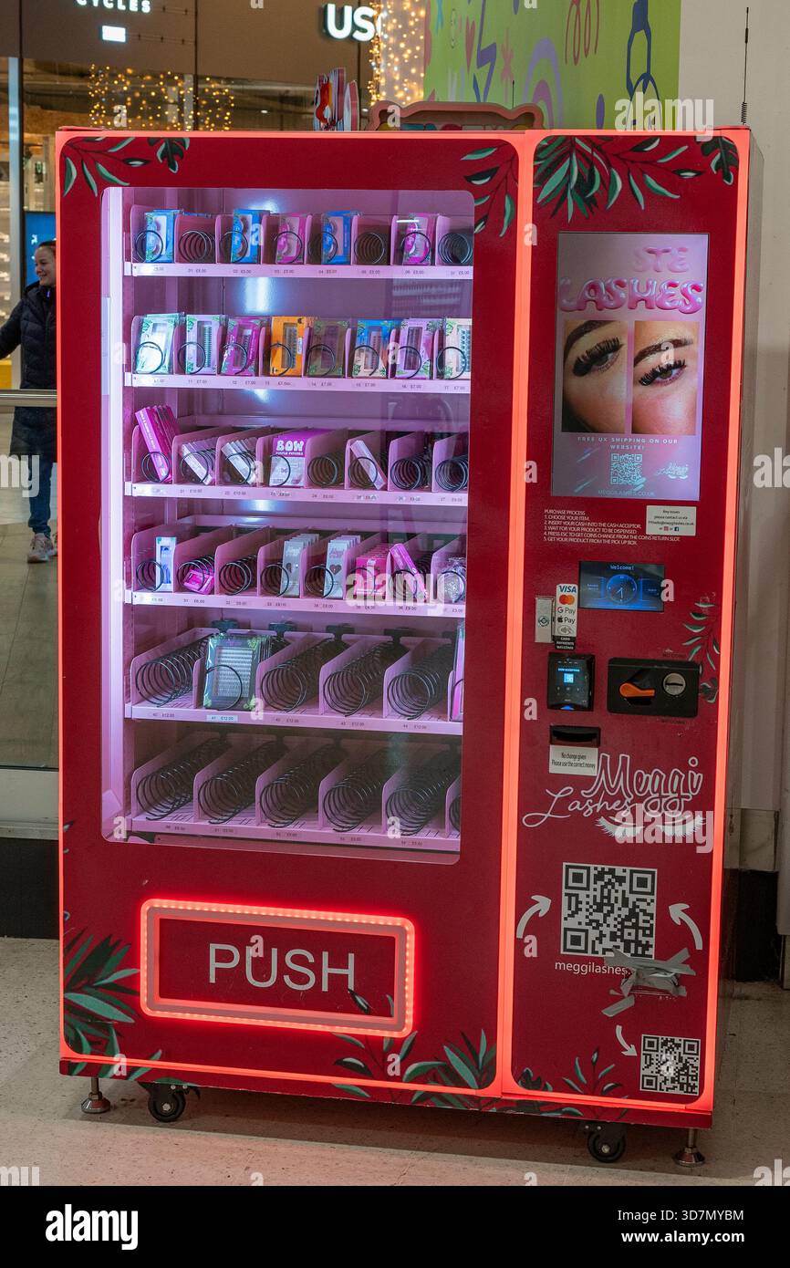 distributore automatico di ciglia e prodotti di bellezza in un centro commerciale. False frustate da un distributore automatico in un centro commerciale del centro città. Foto Stock