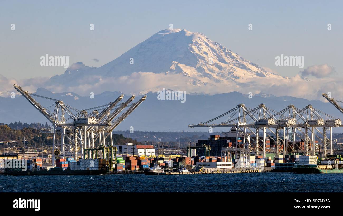 Porto di Seattle con Monte Rainier sullo sfondo - Seattle, Washington, Stati Uniti Foto Stock