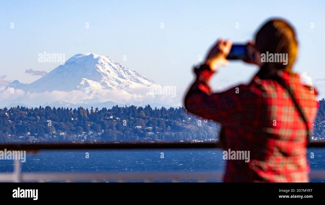 Il turista scatta una foto del Monte Rainier dalla nave da crociera a Puget Sound - Seattle, Washington, USA Foto Stock