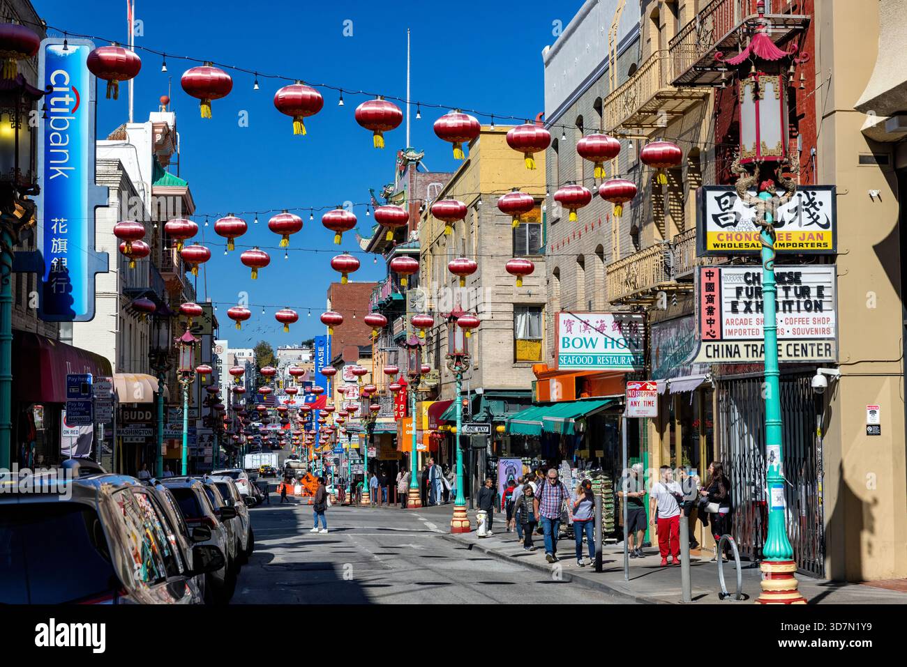 Scena di Chinatown Street con lanterne colorate - San Francisco, California, Stati Uniti Foto Stock