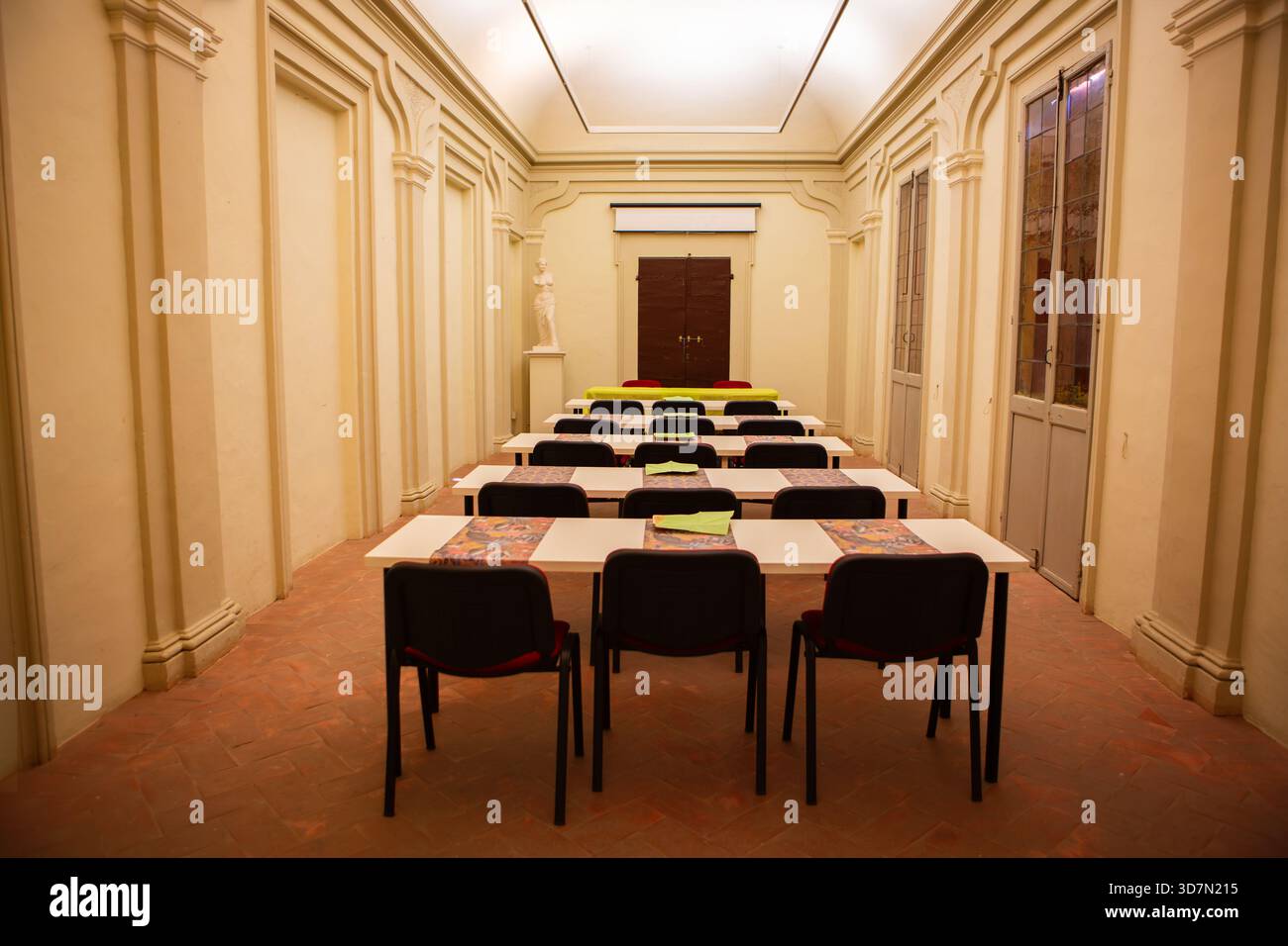 Una sala riunioni council in un edificio storico municipale caratterizzato da architettura classica ed elegante disposizione per riunioni civiche. Foto Stock
