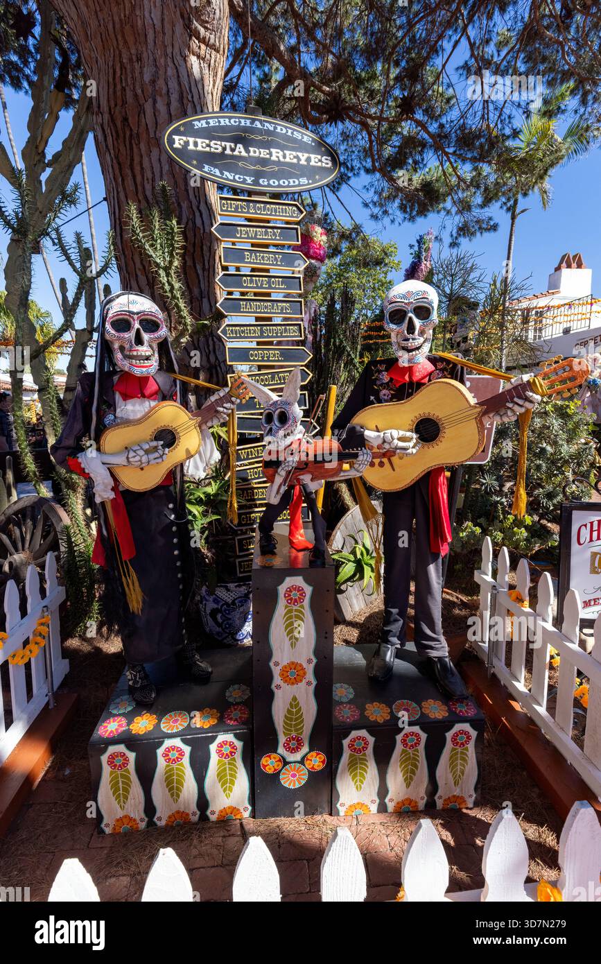 Scheletri che suonano la chitarra al Day of the Dead (dia de los Muertos) Celebration - Fiesta de Reyes - città vecchia, San Diego, California, Stati Uniti Foto Stock