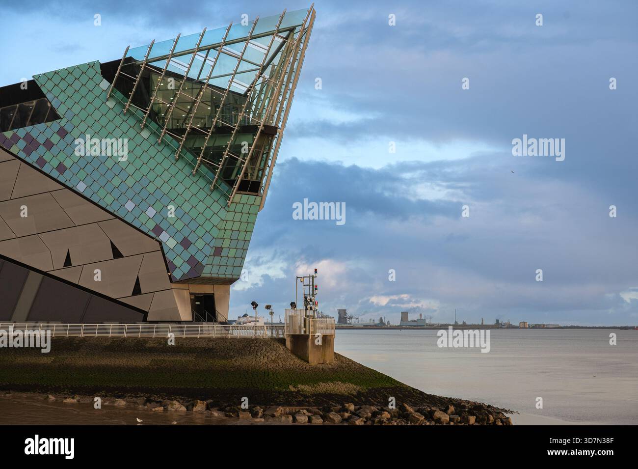 Il Deep è un acquario pubblico situato a Sammy's Point, alla confluenza del fiume Hull e dell'estuario Humber a Kingston upon Hull, in Inghilterra. Foto Stock