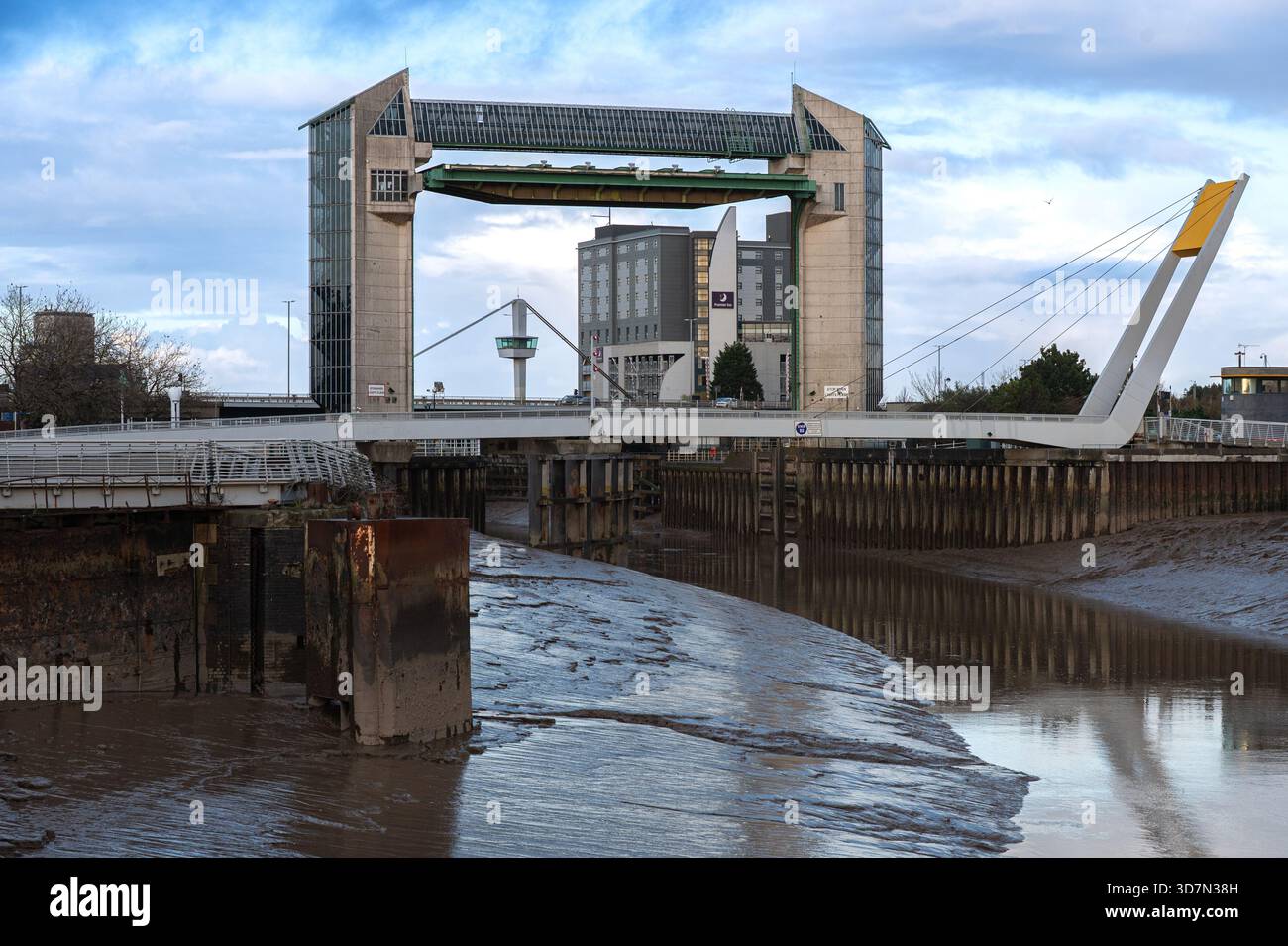La barriera delle maree di River Hull è una porta di controllo delle inondazioni situata sul fiume Hull nella città di Kingston upon Hull, East Riding dello Yorkshire. Foto Stock