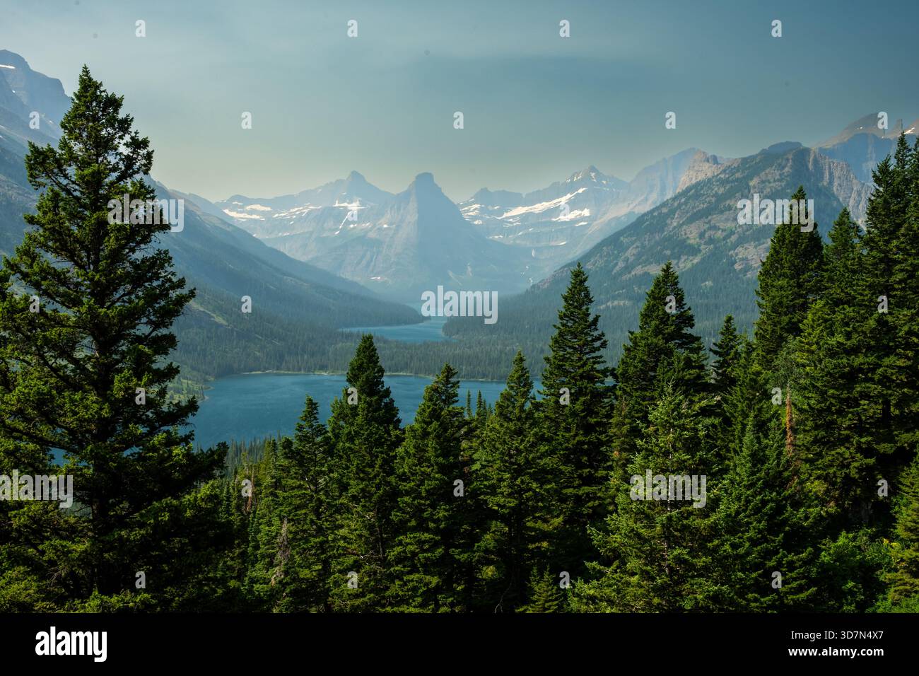 Pyramid Peak sorge dietro il lago Cosely e il lago Glenns nel Glacier National Park Foto Stock