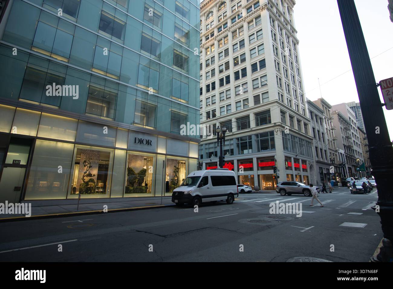 I negozi di Dior e Cartier si trovano su Post Street e Grant Avenue nel centro di San Francisco il 25 novembre 2025 Foto Stock